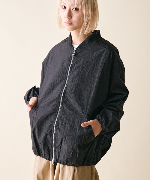 rehacer（レアセル）の「rehacer : Shrink MA-1 Jacket / シュリンク MA-1 ジャケット（MA-1・レディース・グレイッシュベージュ/ブルー/ブラック・SMALL）」の2枚目の写真