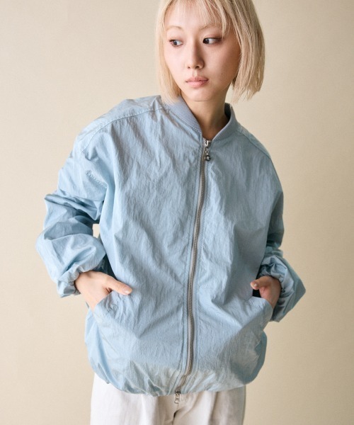 rehacer（レアセル）の「rehacer : Shrink MA-1 Jacket / シュリンク MA-1 ジャケット（MA-1・レディース・グレイッシュベージュ/ブルー/ブラック・SMALL）」の8枚目の写真