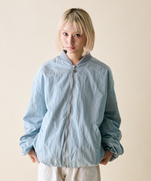 rehacer（レアセル）の「rehacer : Shrink MA-1 Jacket / シュリンク MA-1 ジャケット（MA-1・レディース・グレイッシュベージュ/ブルー/ブラック・SMALL）」の9枚目の写真