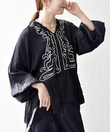 SHIPS any:〈洗濯機可能〉サテン 刺繍 スキッパー ペプラム ブラウス