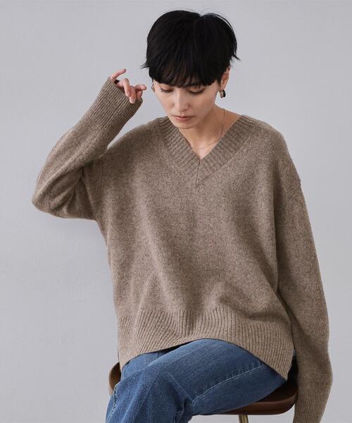 OPAQUE.CLIP（オペークドットクリップ）の「リラクシーVネックミドルゲージニット【洗える】（ニット/セーター・レディース・グレー/ブラウン系/レッド系1・38/40/42）」の2枚目の写真