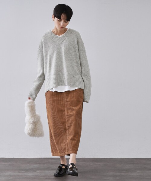 OPAQUE.CLIP（オペークドットクリップ）の「リラクシーVネックミドルゲージニット【洗える】（ニット/セーター・レディース・グレー/ブラウン系/レッド系1・38/40/42）」の5枚目の写真