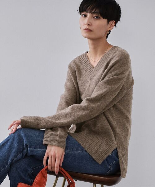 OPAQUE.CLIP（オペークドットクリップ）の「リラクシーVネックミドルゲージニット【洗える】（ニット/セーター・レディース・グレー/ブラウン系/レッド系1・38/40/42）」の8枚目の写真