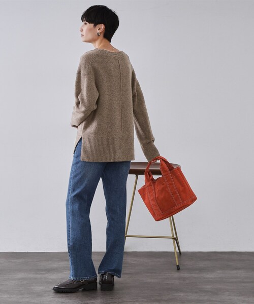 OPAQUE.CLIP（オペークドットクリップ）の「リラクシーVネックミドルゲージニット【洗える】（ニット/セーター・レディース・グレー/ブラウン系/レッド系1・38/40/42）」の10枚目の写真