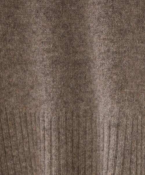 OPAQUE.CLIP（オペークドットクリップ）の「リラクシーVネックミドルゲージニット【洗える】（ニット/セーター・レディース・グレー/ブラウン系/レッド系1・38/40/42）」の11枚目の写真