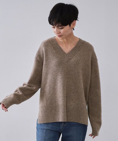 OPAQUE.CLIP（オペークドットクリップ）の「リラクシーVネックミドルゲージニット【洗える】（ニット/セーター・レディース・グレー/ブラウン系/レッド系1・38/40/42）」の12枚目の写真
