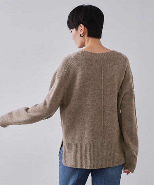 OPAQUE.CLIP（オペークドットクリップ）の「リラクシーVネックミドルゲージニット【洗える】（ニット/セーター・レディース・グレー/ブラウン系/レッド系1・38/40/42）」の14枚目の写真