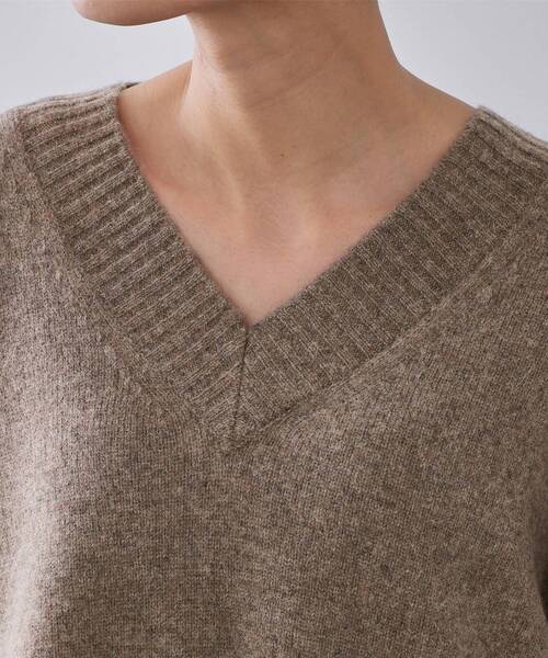 OPAQUE.CLIP（オペークドットクリップ）の「リラクシーVネックミドルゲージニット【洗える】（ニット/セーター・レディース・グレー/ブラウン系/レッド系1・38/40/42）」の15枚目の写真