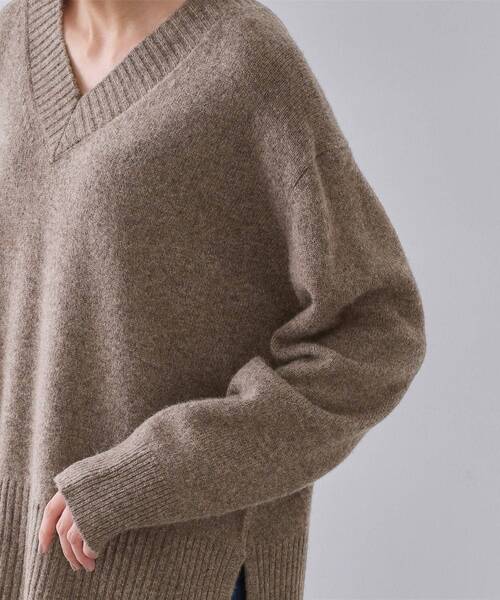 OPAQUE.CLIP（オペークドットクリップ）の「リラクシーVネックミドルゲージニット【洗える】（ニット/セーター・レディース・グレー/ブラウン系/レッド系1・38/40/42）」の16枚目の写真