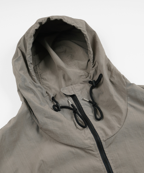 FRIZMWORKS（フリズムワークス）の「MONDRIAN LIGHT ANORAK PARKA _ MUD（ナイロンジャケット・メンズ・その他・X-LARGE/SMALL/MEDIUM/LARGE）」の4枚目の写真