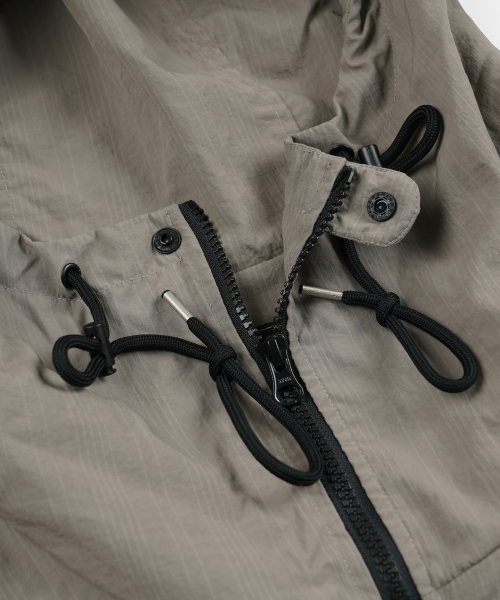 FRIZMWORKS（フリズムワークス）の「MONDRIAN LIGHT ANORAK PARKA _ MUD（ナイロンジャケット・メンズ・その他・X-LARGE/SMALL/MEDIUM/LARGE）」の5枚目の写真