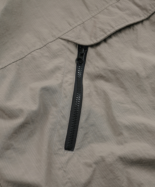 FRIZMWORKS（フリズムワークス）の「MONDRIAN LIGHT ANORAK PARKA _ MUD（ナイロンジャケット・メンズ・その他・X-LARGE/SMALL/MEDIUM/LARGE）」の6枚目の写真