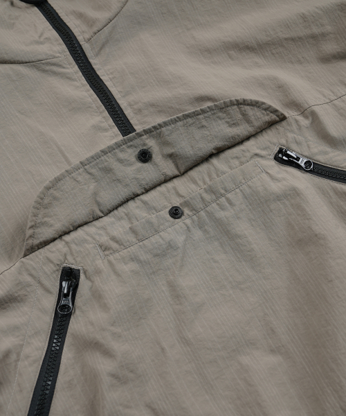 FRIZMWORKS（フリズムワークス）の「MONDRIAN LIGHT ANORAK PARKA _ MUD（ナイロンジャケット・メンズ・その他・X-LARGE/SMALL/MEDIUM/LARGE）」の7枚目の写真