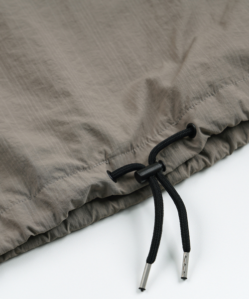 FRIZMWORKS（フリズムワークス）の「MONDRIAN LIGHT ANORAK PARKA _ MUD（ナイロンジャケット・メンズ・その他・X-LARGE/SMALL/MEDIUM/LARGE）」の9枚目の写真