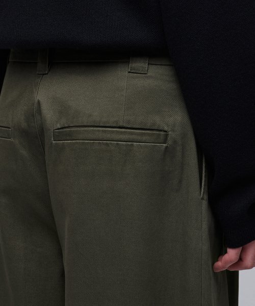 MUSINSA STANDARD（ムシンサスタンダード）の「カーブドワイドチノパンツ [カーキ]（その他パンツ・メンズ・その他・40/38/42/36/34/32/30/31/33/26/27/28/29）」の18枚目の写真