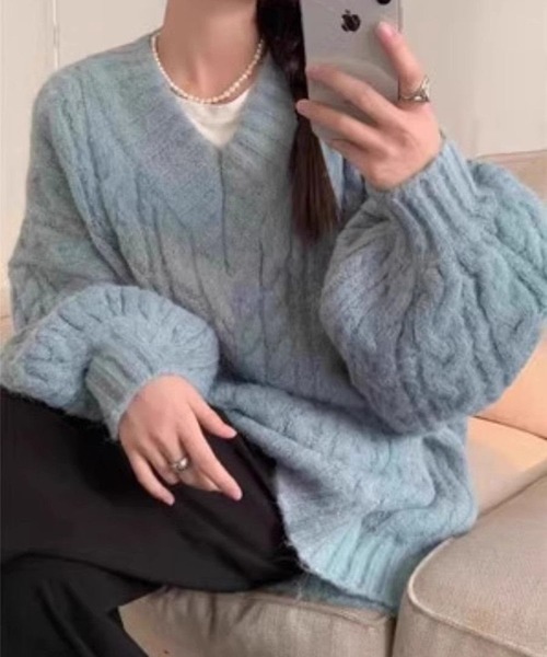 SPIGA(スピーガ)の「Vネックボリュームスリーブニット(ニット/セーター・レディース・ブルー/オフホワイト/ブラック/グレー/レッド/ピンク/ライトグリーン・LARGE/MEDIUM/SMALL/X-LARGE)」の6枚目の写真