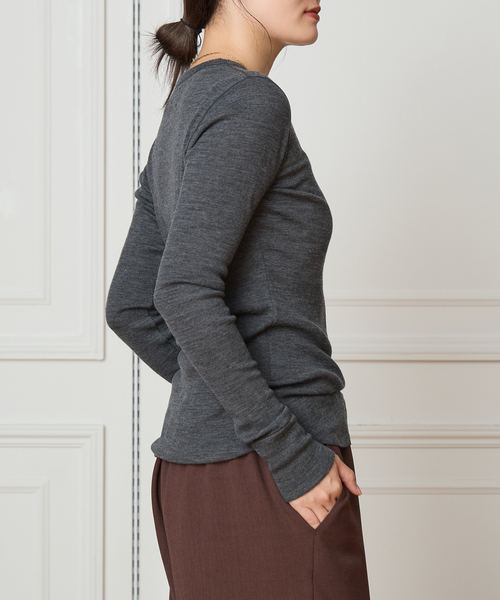 IENA LA BOUCLE（イエナラブークル）の「IENA LA BOUCLE ウールテレコクルーネックプルオーバー（Tシャツ/カットソー・レディース・チャコールグレー/レッド・FREE）」の6枚目の写真