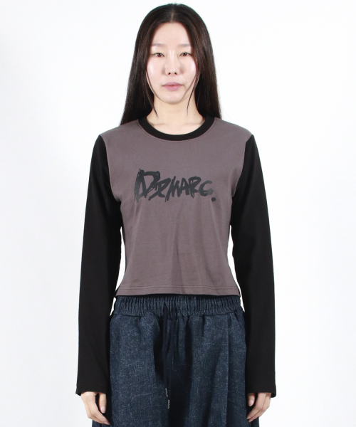 DEMARC(ドゥマーク)の「TOUCH LOGO COLOR-BLOCK SEMI CROP LONG SLEEVE - Charcoal&Black(Tシャツ/カットソー・レディース・その他・MEDIUM/LARGE)」の2枚目の写真