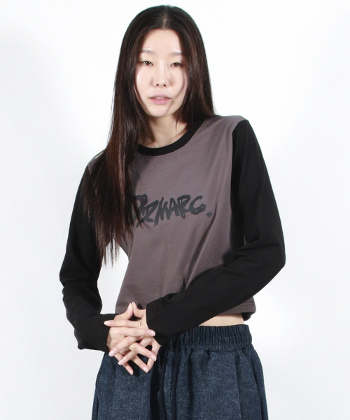 DEMARC(ドゥマーク)の「TOUCH LOGO COLOR-BLOCK SEMI CROP LONG SLEEVE - Charcoal&Black(Tシャツ/カットソー・レディース・その他・MEDIUM/LARGE)」の3枚目の写真