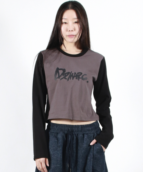 DEMARC(ドゥマーク)の「TOUCH LOGO COLOR-BLOCK SEMI CROP LONG SLEEVE - Charcoal&Black(Tシャツ/カットソー・レディース・その他・MEDIUM/LARGE)」の4枚目の写真