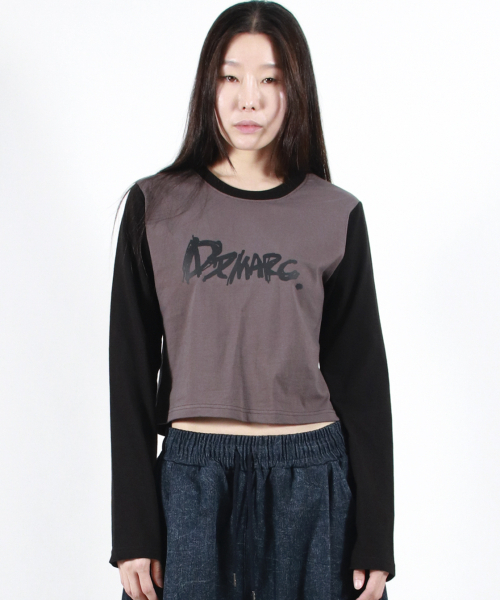 DEMARC(ドゥマーク)の「TOUCH LOGO COLOR-BLOCK SEMI CROP LONG SLEEVE - Charcoal&Black(Tシャツ/カットソー・レディース・その他・MEDIUM/LARGE)」の5枚目の写真
