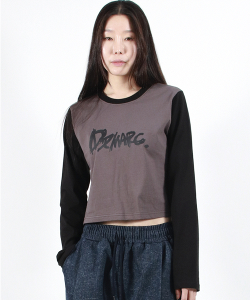 DEMARC(ドゥマーク)の「TOUCH LOGO COLOR-BLOCK SEMI CROP LONG SLEEVE - Charcoal&Black(Tシャツ/カットソー・レディース・その他・MEDIUM/LARGE)」の7枚目の写真