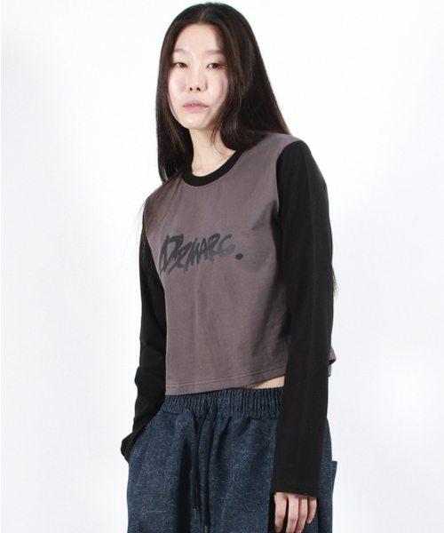 DEMARC(ドゥマーク)の「TOUCH LOGO COLOR-BLOCK SEMI CROP LONG SLEEVE - Charcoal&Black(Tシャツ/カットソー・レディース・その他・MEDIUM/LARGE)」の8枚目の写真