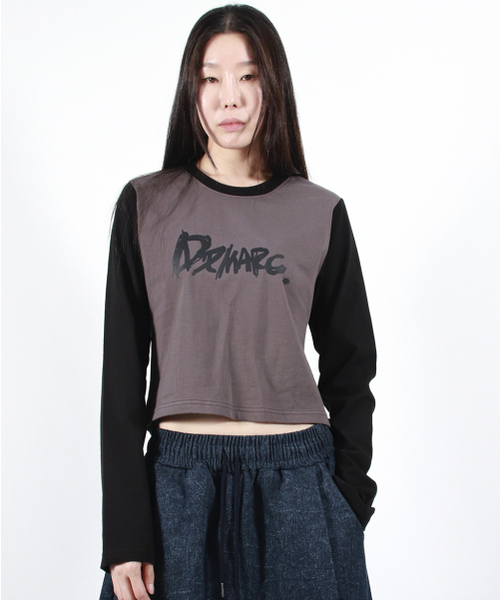 DEMARC(ドゥマーク)の「TOUCH LOGO COLOR-BLOCK SEMI CROP LONG SLEEVE - Charcoal&Black(Tシャツ/カットソー・レディース・その他・MEDIUM/LARGE)」の9枚目の写真