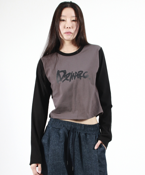 DEMARC(ドゥマーク)の「TOUCH LOGO COLOR-BLOCK SEMI CROP LONG SLEEVE - Charcoal&Black(Tシャツ/カットソー・レディース・その他・MEDIUM/LARGE)」の11枚目の写真