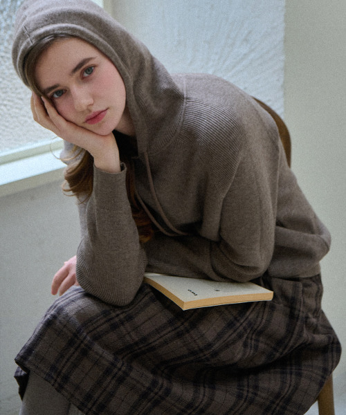 SLOWLOLLI（スローローリ）の「Pure mist hoodie_4 Colors（ニット/セーター・レディース・アイボリー/ブラック/ブラウン/ダークグレー・FREE）」の5枚目の写真