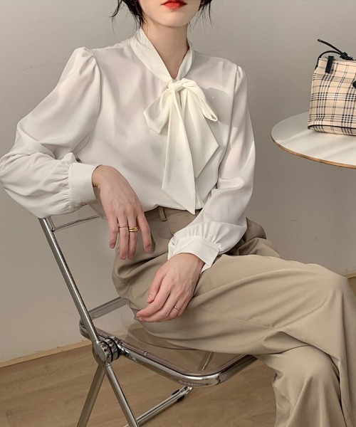 Flugge(フラッジー)の「シルクタッチリボンブラウス(シャツ/ブラウス・レディース・ベージュ/ブルー/ホワイト・MEDIUM/LARGE)」の2枚目の写真