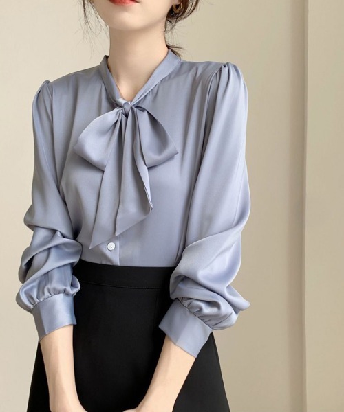Flugge(フラッジー)の「シルクタッチリボンブラウス(シャツ/ブラウス・レディース・ベージュ/ブルー/ホワイト・MEDIUM/LARGE)」の3枚目の写真