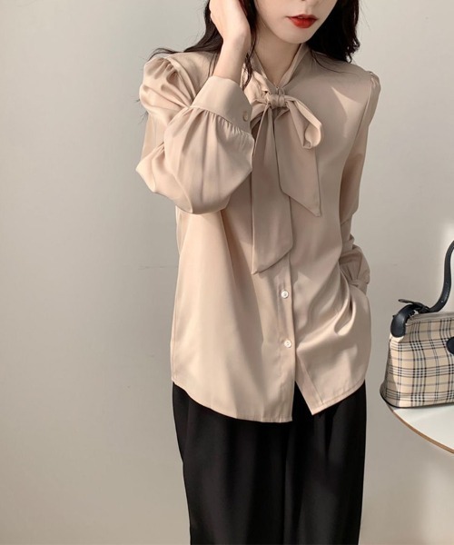 Flugge(フラッジー)の「シルクタッチリボンブラウス(シャツ/ブラウス・レディース・ベージュ/ブルー/ホワイト・MEDIUM/LARGE)」の4枚目の写真