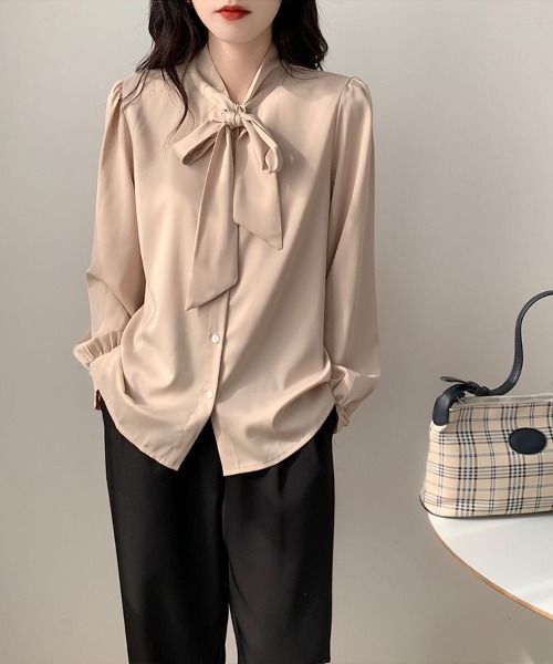 Flugge(フラッジー)の「シルクタッチリボンブラウス(シャツ/ブラウス・レディース・ベージュ/ブルー/ホワイト・MEDIUM/LARGE)」の5枚目の写真