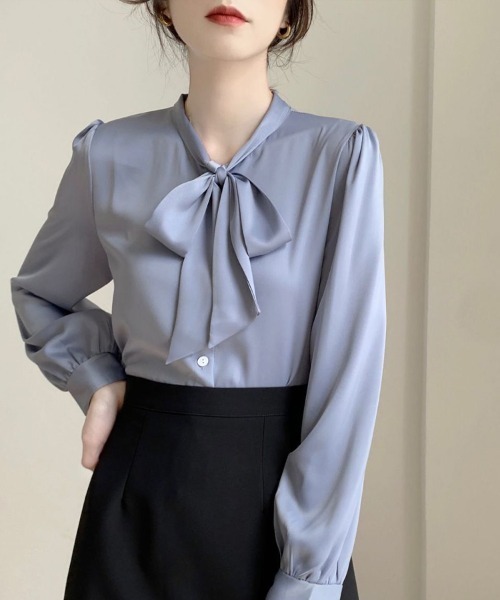 Flugge(フラッジー)の「シルクタッチリボンブラウス(シャツ/ブラウス・レディース・ベージュ/ブルー/ホワイト・MEDIUM/LARGE)」の7枚目の写真