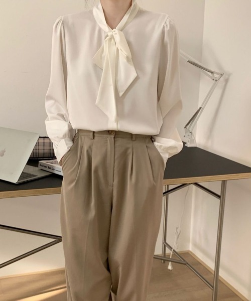 Flugge(フラッジー)の「シルクタッチリボンブラウス(シャツ/ブラウス・レディース・ベージュ/ブルー/ホワイト・MEDIUM/LARGE)」の9枚目の写真