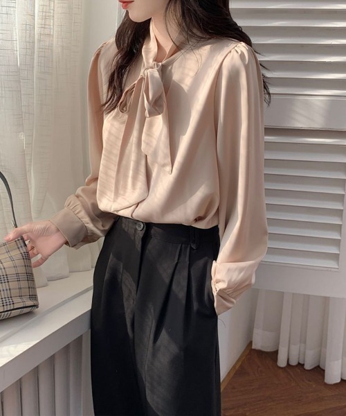 Flugge(フラッジー)の「シルクタッチリボンブラウス(シャツ/ブラウス・レディース・ベージュ/ブルー/ホワイト・MEDIUM/LARGE)」の10枚目の写真