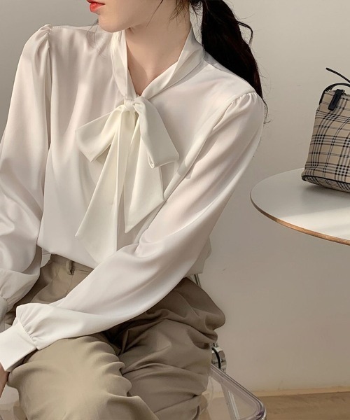 Flugge(フラッジー)の「シルクタッチリボンブラウス(シャツ/ブラウス・レディース・ベージュ/ブルー/ホワイト・MEDIUM/LARGE)」の12枚目の写真