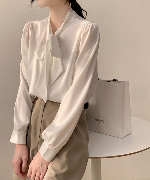 Flugge(フラッジー)の「シルクタッチリボンブラウス(シャツ/ブラウス・レディース・ベージュ/ブルー/ホワイト・MEDIUM/LARGE)」の13枚目の写真