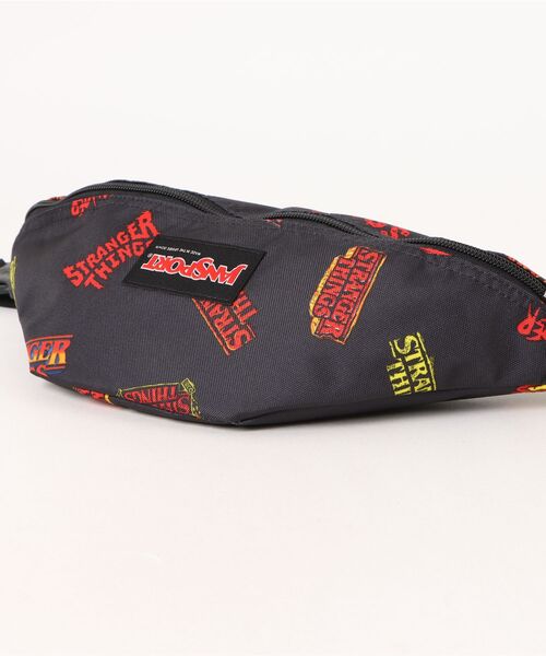JANSPORT(ジャンスポーツ)の「【JANSPORT/ジャンスポーツ】【JANSPORT X STRANGER THINGS】SWING WAISTPACK ST LOGO - STRANGER THINGS LOGOS 別注アイテム ウエストバッグ ボディーバッグ 総柄(ボディバッグ/ウエストポーチ・メンズ・マルチ・FREE)」の8枚目の写真