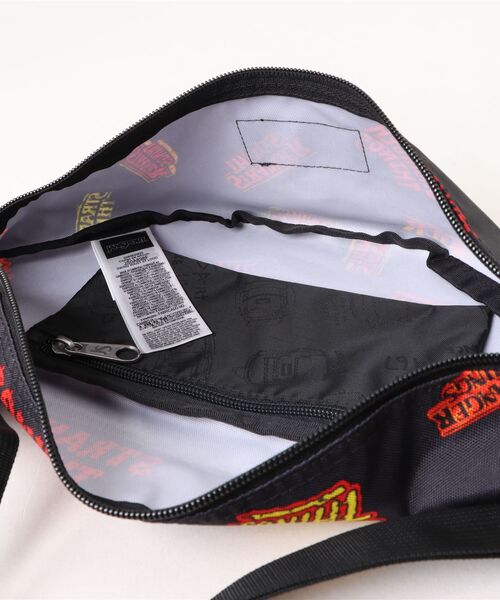 JANSPORT(ジャンスポーツ)の「【JANSPORT/ジャンスポーツ】【JANSPORT X STRANGER THINGS】SWING WAISTPACK ST LOGO - STRANGER THINGS LOGOS 別注アイテム ウエストバッグ ボディーバッグ 総柄(ボディバッグ/ウエストポーチ・メンズ・マルチ・FREE)」の9枚目の写真