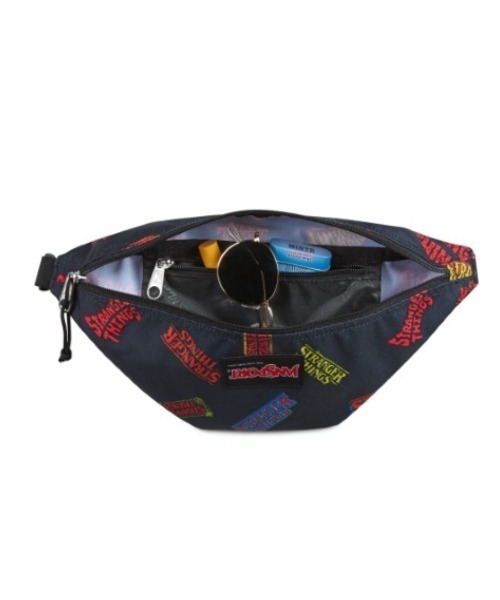 JANSPORT（ジャンスポーツ）の「【JANSPORT/ジャンスポーツ】【JANSPORT X STRANGER THINGS】SWING WAISTPACK ST LOGO - STRANGER THINGS LOGOS　別注アイテム　ウエストバッグ　ボディーバッグ　総柄（ボディバッグ/ウエストポーチ・メンズ・マルチ・FREE）」の6枚目の写真