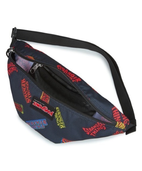 JANSPORT（ジャンスポーツ）の「【JANSPORT/ジャンスポーツ】【JANSPORT X STRANGER THINGS】SWING WAISTPACK ST LOGO - STRANGER THINGS LOGOS　別注アイテム　ウエストバッグ　ボディーバッグ　総柄（ボディバッグ/ウエストポーチ・メンズ・マルチ・FREE）」の5枚目の写真
