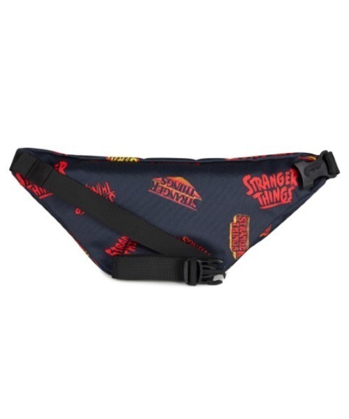 JANSPORT（ジャンスポーツ）の「【JANSPORT/ジャンスポーツ】【JANSPORT X STRANGER THINGS】SWING WAISTPACK ST LOGO - STRANGER THINGS LOGOS　別注アイテム　ウエストバッグ　ボディーバッグ　総柄（ボディバッグ/ウエストポーチ・メンズ・マルチ・FREE）」の4枚目の写真