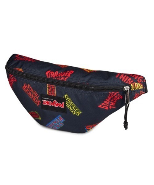 JANSPORT（ジャンスポーツ）の「【JANSPORT/ジャンスポーツ】【JANSPORT X STRANGER THINGS】SWING WAISTPACK ST LOGO - STRANGER THINGS LOGOS　別注アイテム　ウエストバッグ　ボディーバッグ　総柄（ボディバッグ/ウエストポーチ・メンズ・マルチ・FREE）」の3枚目の写真