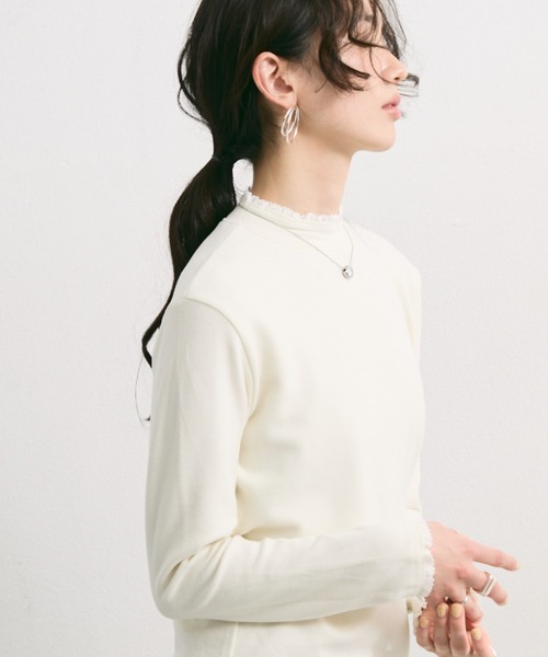 Lutim by u(ルチバイユー)の「レースフリルハイネックトップス(Tシャツ/カットソー・レディース・アイボリー/ブラック/チャコールグレー・FREE)」の2枚目の写真