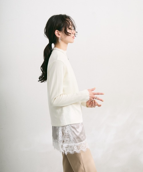Lutim by u(ルチバイユー)の「レースフリルハイネックトップス(Tシャツ/カットソー・レディース・アイボリー/ブラック/チャコールグレー・FREE)」の5枚目の写真