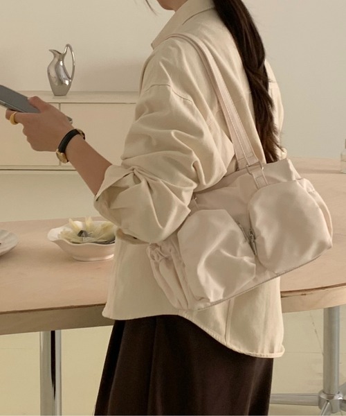 meJane（ミージェーン）の「立体アウトポケットカレッジショルダーバッグ（ショルダーバッグ・レディース・カーキ/ブラック/ブラウン/ホワイト・FREE）」の2枚目の写真