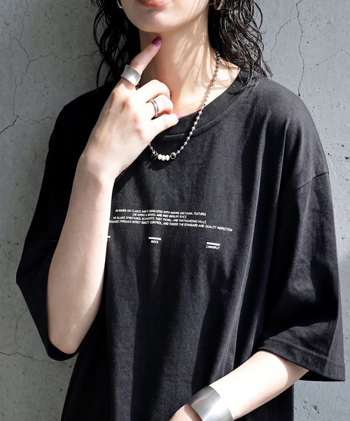 antiqua(アンティカ)の「クルーネック ロゴTシャツ(Tシャツ/カットソー・レディース・ブラック/ホワイト・ONESIZE)」の2枚目の写真