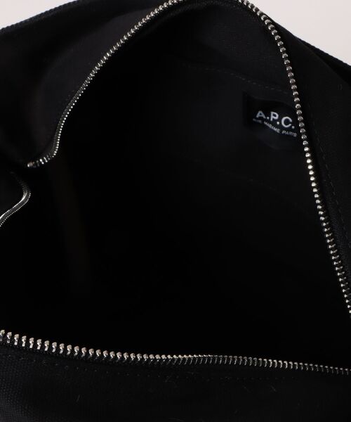 A.P.C.(アーペーセー)の「LE DRUMMER TOILE SMALL/トートバッグ(トートバッグ・レディース・ブラック/オフホワイト・ONESIZE)」の4枚目の写真